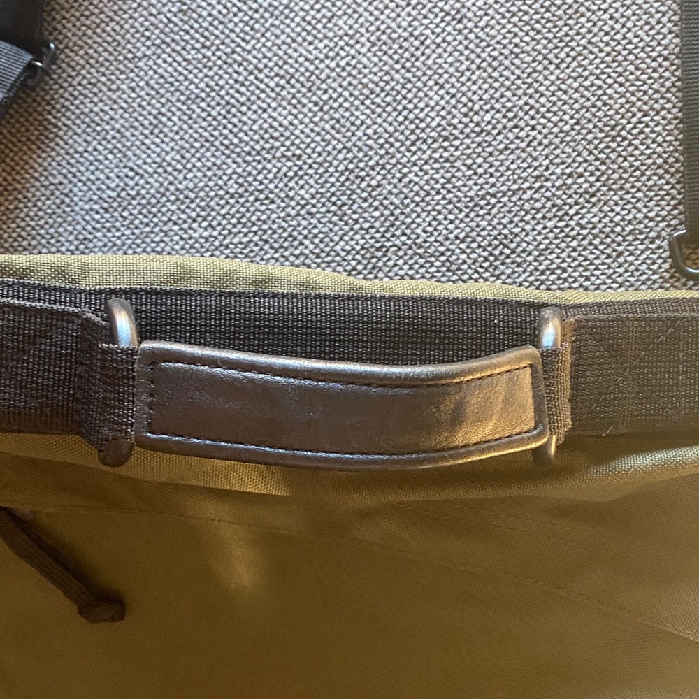 Eddie Bauer Olive Men's Messenger Bag Laptop Bag Expandable - Picture 4 of 8